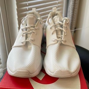 Womens Nike Roshe runs shoes. White/White